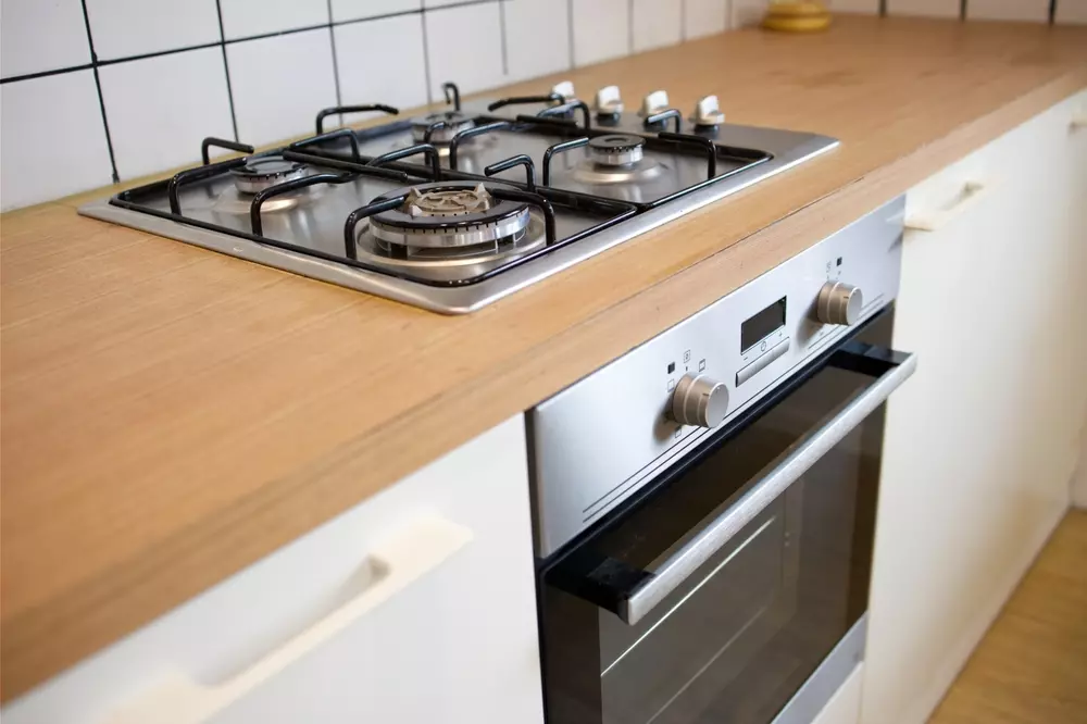 Fogão de cozinha em uma residência, simbolizando a mineração de minérios aplicada no cotidiano, como no funcionamento de eletrodomésticos.