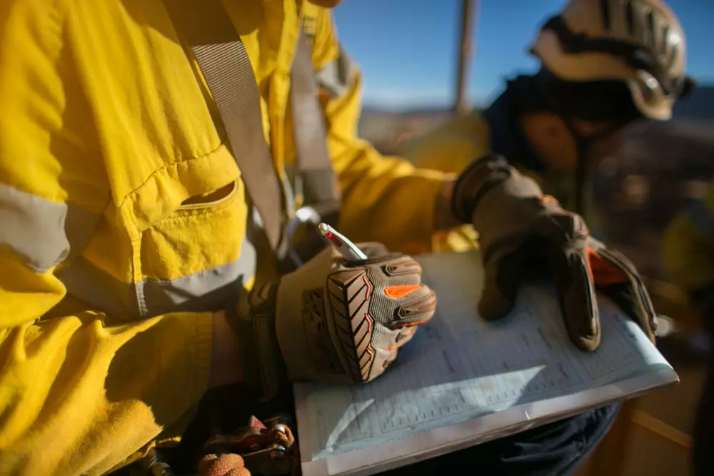 Supervisor de mineiro de construção usando luva de segurança