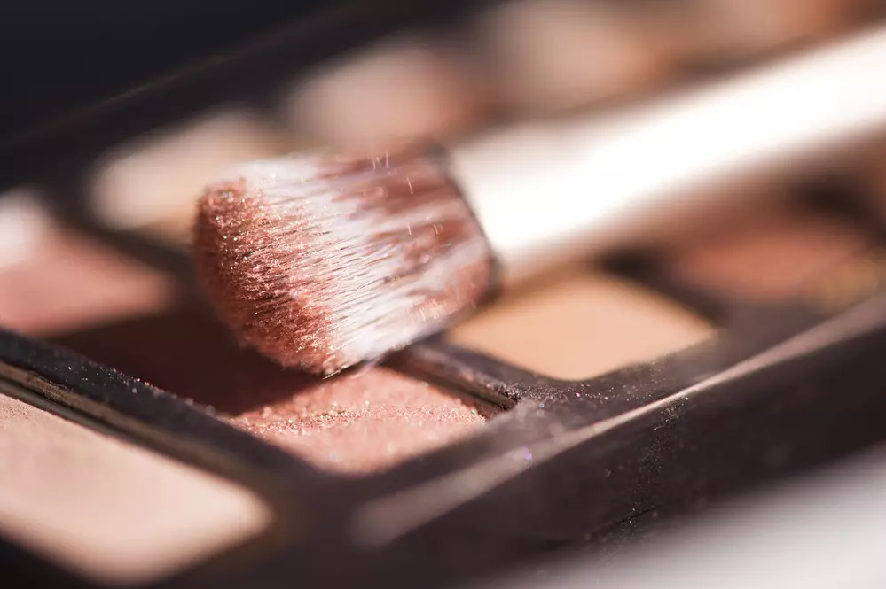 Maquiagem com partículas de brilho, destacando o uso de minerais no dia a dia para realçar a beleza, reforçando a conexão entre minerais e cosméticos.