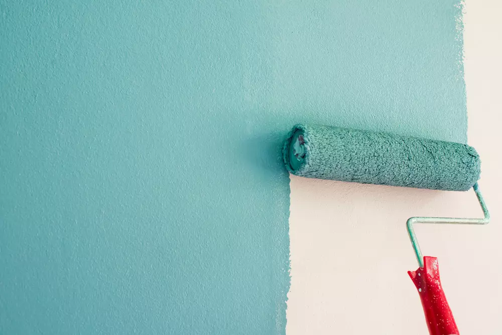 	
Parede sendo pintada com tinta que contém titânio, demonstrando o uso de minérios no dia a dia na fabricação de produtos domésticos como tintas.