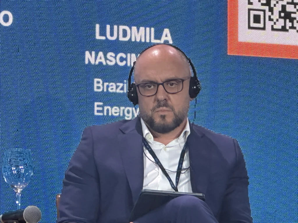 Lucas Araújo participa de painel discutindo desafios de mineração no Brasil, destacando lentidão e falta de planejamento de longo prazo no setor mineral.