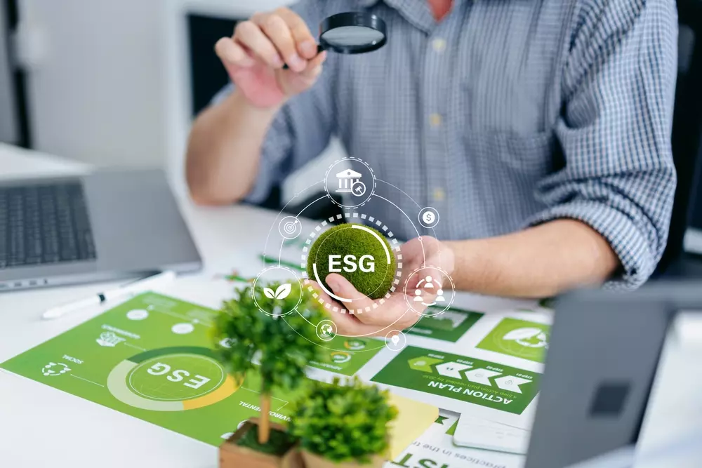 Profissional analisando tendências de mineração com foco em ESG e inovação sustentável, destacando a importância de integração de práticas ESG no setor mineral