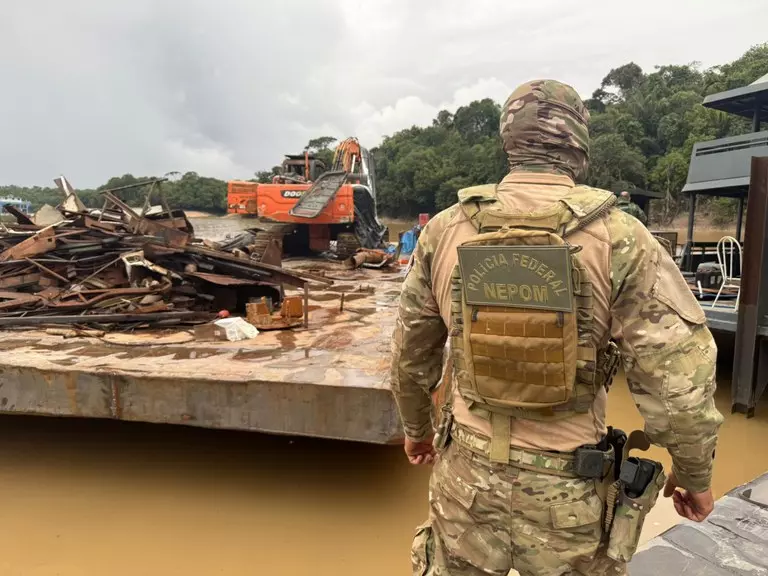 Polícia Federal apreende embarcações e estruturas ilegais de garimpo na região do rio Negro, Amazonas, durante operação contra garimpo ilegal.
