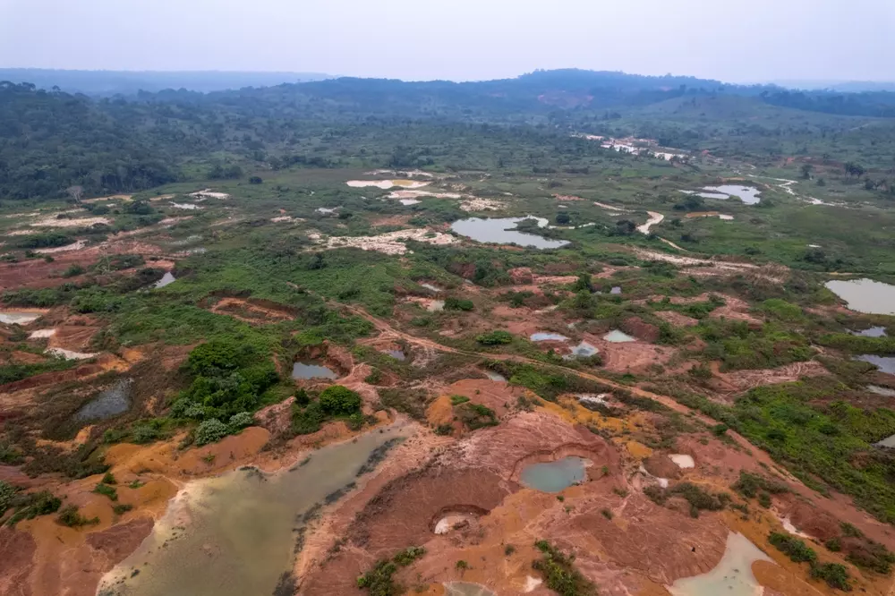Garimpo ilegal de ouro em uma área desmatada da Floresta Amazônica, com grave contaminação por mercúrio nos rios e no meio ambiente. Um retrato dos impactos do desmatamento, da degradação ambiental, da crise ecológica e das mudanças climáticas globais.