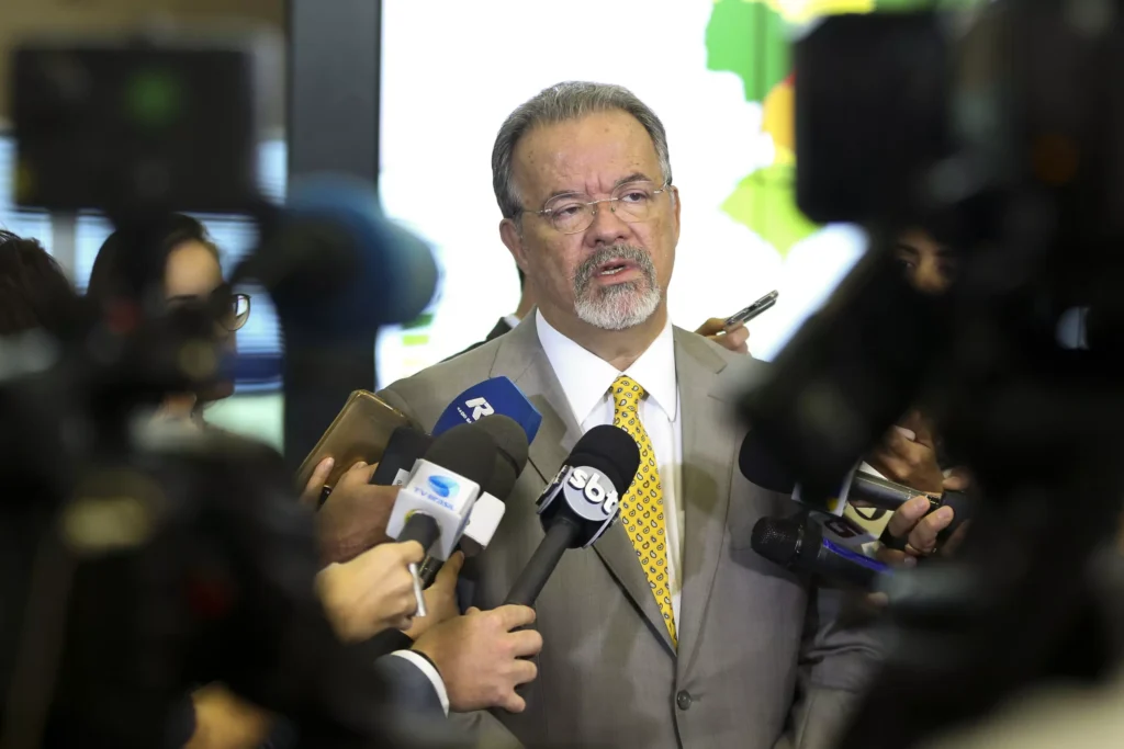 O ministro da Segurança Pública, Raul Jungmann, durante votação, no Centro Integrado de Comando e Controle das Eleições Gerais de 2018 (CICCE), em Brasília. 