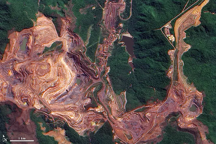 Vista por satélite da região de Carajás, no Pará, com áreas de mineração a céu aberto e vegetação ao redor.