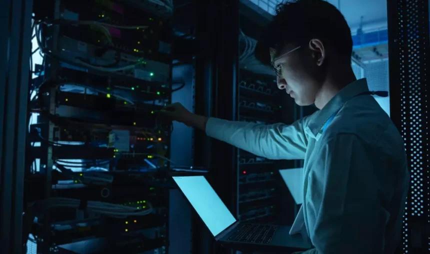 Pessoa trabalhando em um data center, destacando a relação entre data centers