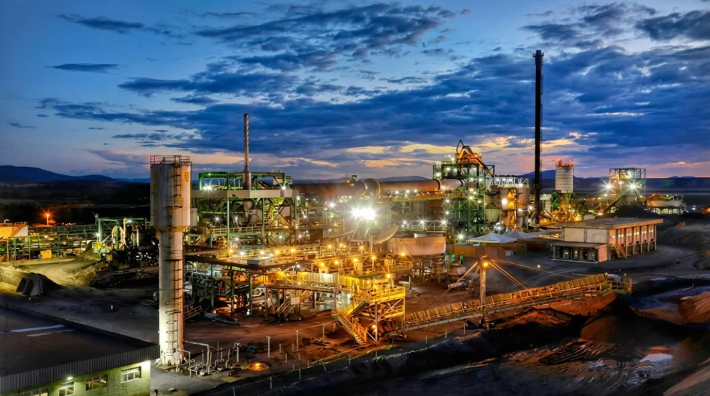 Maracás, Bahia, Brasil, mina de vanádio em operação na América Latina com fábricas e plataformas industriais ao entardecer.