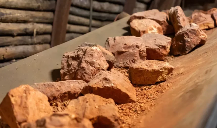 Rejeito de bauxita, sobre uma superfície, utilizado na mineração e processamento de alumínio.