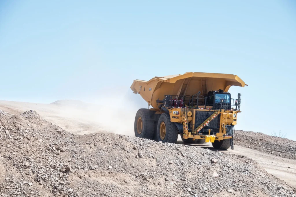 Caminhão autônomo Caterpillar 793F operando com sistema MineStar™ na mineração 4.0, equipado com sensores, inteligência artificial e controle remoto, promovendo maior segurança, eficiência e previsibilidade operacional nas minas brasileiras.