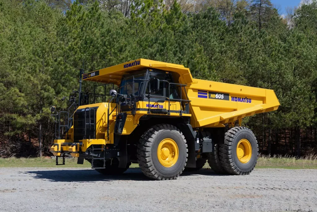 Um equipamento de operação remota, caminhão de carga pesada da Komatsu, usado em construções e minerações, com controle remoto.