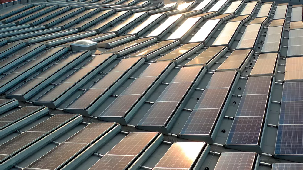 Painéis solares leves para telhados.