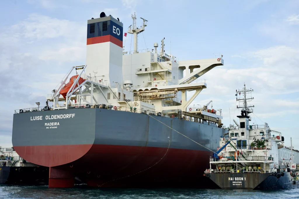 A Vale e a Petrobras, por meio da Petrobras Singapore, fecharam parceria comercial para o abastecimento de um navio afretado pela mineradora com Very Low Sulfur (VLS) B24, combustível marítimo com 24 % de biodiesel de segunda geração