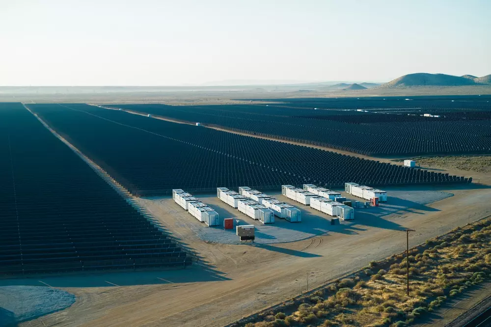 Sistema de armazenamento de energia da bateria com painéis solares ao amanhecer.