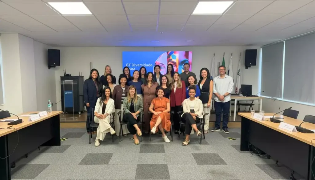 Mulheres participando de evento sobre diversidade na mineração, destacando a presença de Vera Lúcia, promovendo inclusão e diversidade no setor mineral.