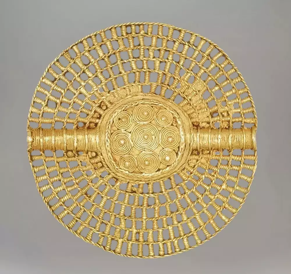 Adorno circular em ouro de Asante com design entrelaçado