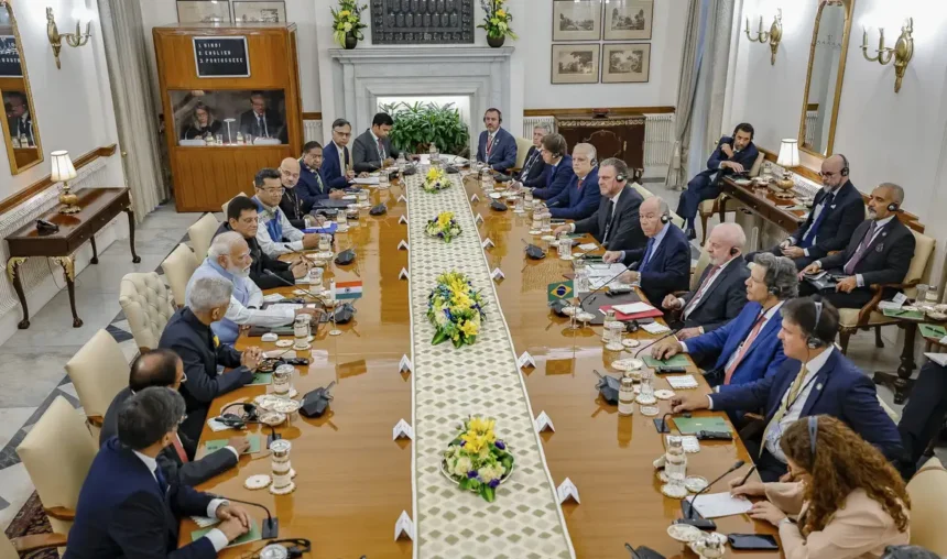 Reunião entre representantes do Brasil e da Índia na assinatura de acordo sobre minerais críticos e terras raras