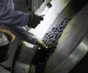 Pelotas em processamento durante testes para reduzir emissões na cadeia do ferro (Foto: Vale)