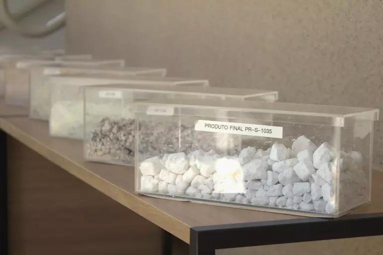 Plantas piloto utilizadas para testes e desenvolvimento de produtos finais na indústria, com amostras de diferentes composições em caixas transparentes.