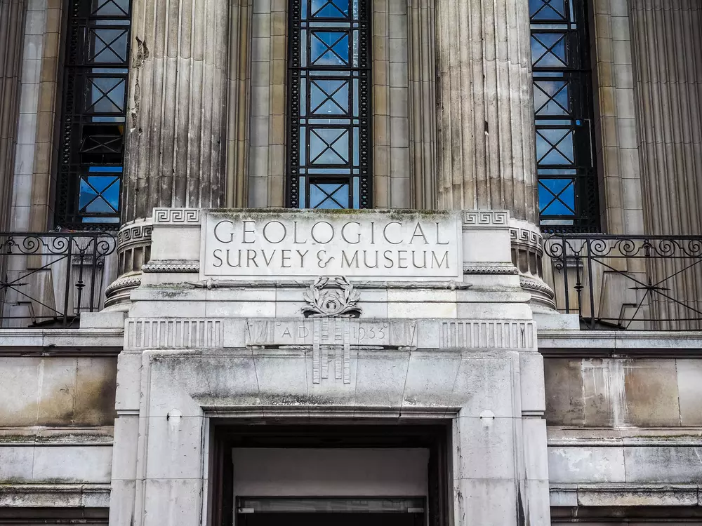Entrada principal do prédio histórico do Geological Survey and Museum