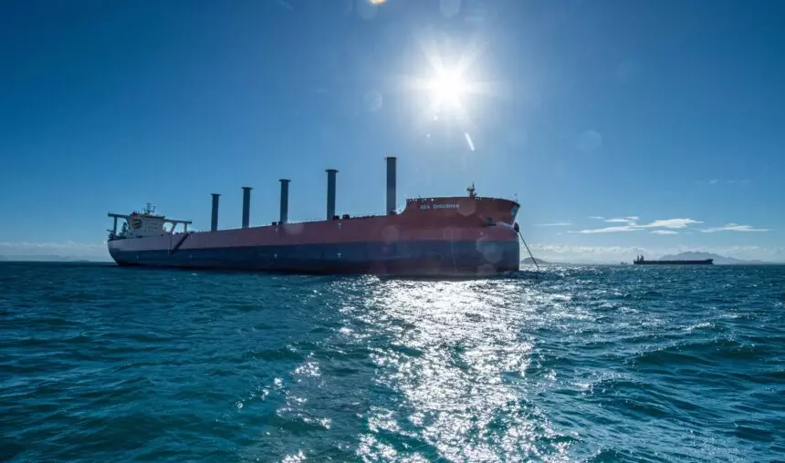 Navio transoceânico movido a etanol navegando no oceano com o sol brilhando ao fundo