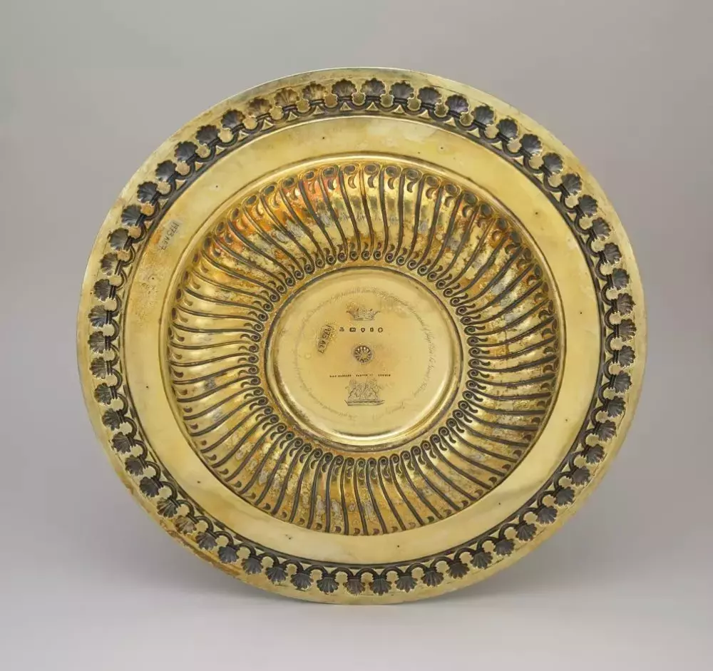 Artefato histórico feito de ouro de Asante com desenhos geométricos finamente esculpidos no metal