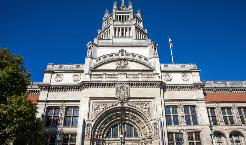O exterior do magnífico Victoria and Albert Museum, localizado na Cromwell Road em South Kensington, Londres, Reino Unido.