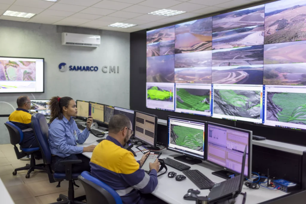 Profissionais analisam telas e mapas na sala do Centro de Monitoramento e Inspeção (CMI) da Samarco.