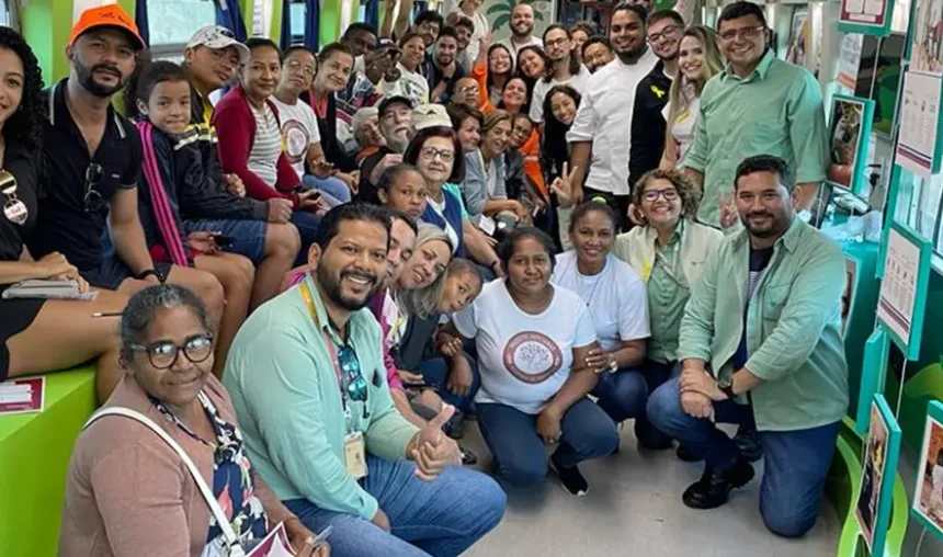 Comunidade em uma ação social no Trem de Passageiros da EFC