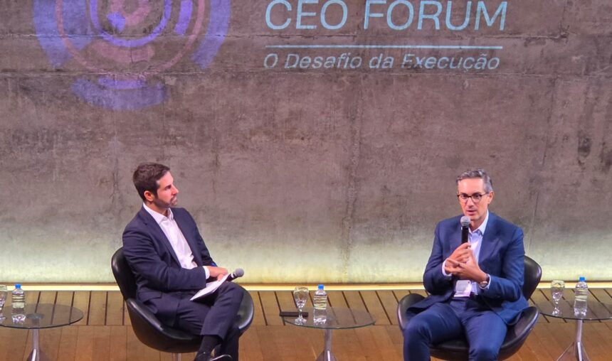 Da direita: Gustavo Pimenta (Vale) e Abrão Neto (Amcham Brasil) debatem sobre os bastidores da gestão de uma das maiores empresas do país