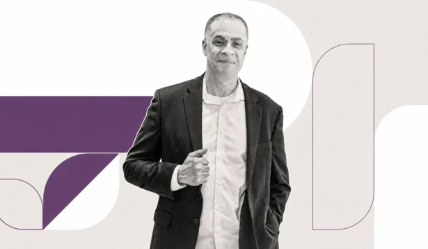 Um homem de terno se posiciona com confiança em um fundo moderno e abstrato com formas geométricas e detalhes em roxo, simbolizando a inovação na mineração.