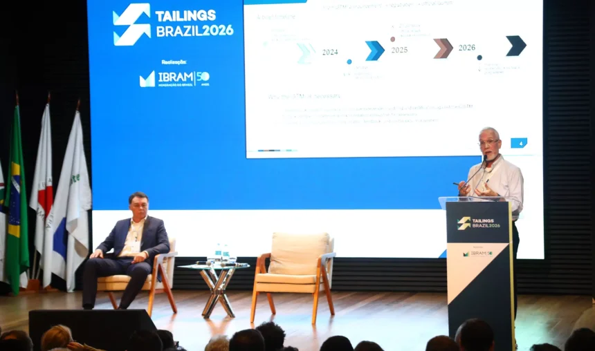 Da esquerda para a direita: Geraldo Paes (Diretor Global de Geotecnia da Vale) e Vicente Mello (vice-presidente do GTMI)
