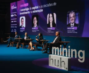 Participantes no palco do Mining Innovation Summit 2026