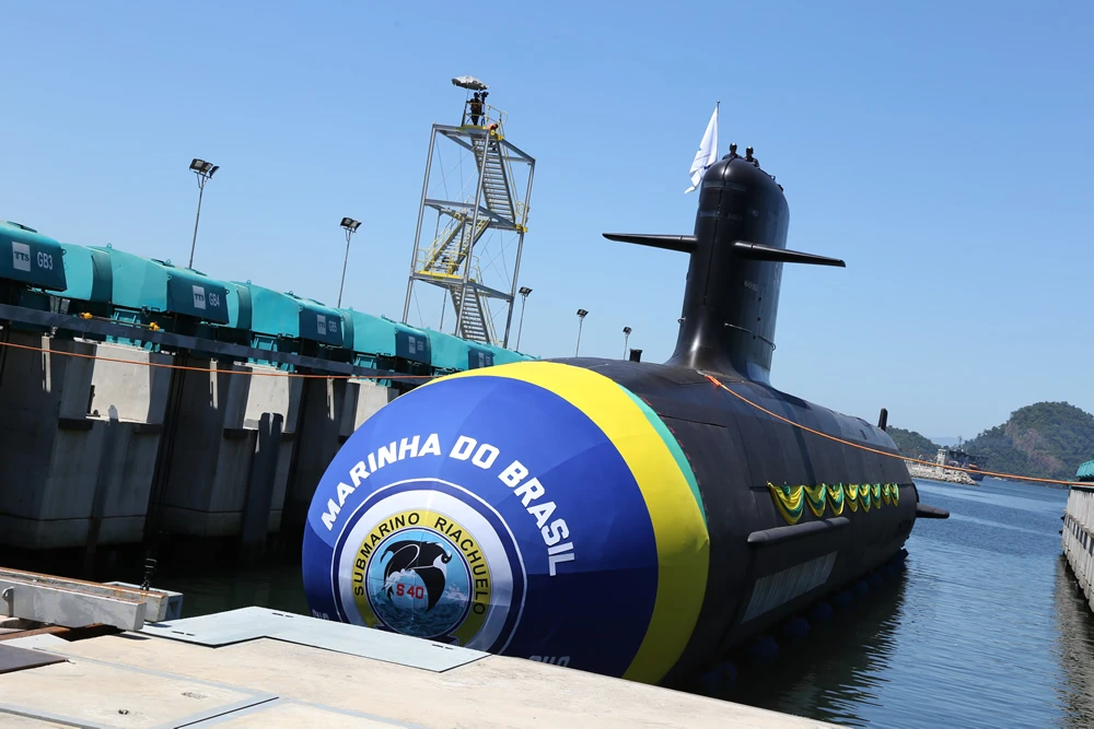 Submarino Riachuelo (S-40) com pintura e escudo “Marinha do Brasil” e “Submarino Riachuelo”, em lançamento no mar no estaleiro de Itaguaí, RJ.