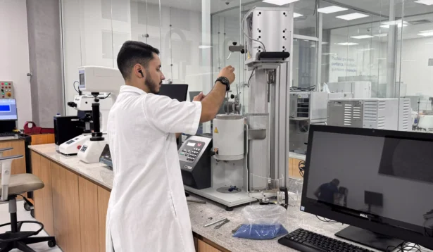 Atividades práticas em laboratório na especialização em mineração preparam profissionais para as demandas da economia circular e dos empregos verdes.