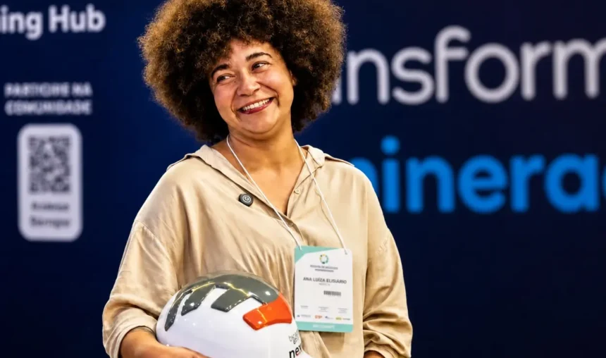 Ana Luíza Elisiário, operadora de britagem da Vale, ao receber o capacete durante a Exposibram