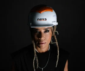 Lívia Suarez, CEO da Bicipreta, posa com o capacete (Foto: Divulgação)