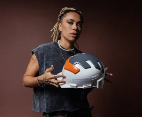 Lívia Suarez, CEO da Bicipreta, posa com o capacete (Foto: Divulgação)