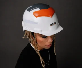 Lívia Suarez, CEO da Bicipreta, posa com o capacete (Foto: Divulgação)