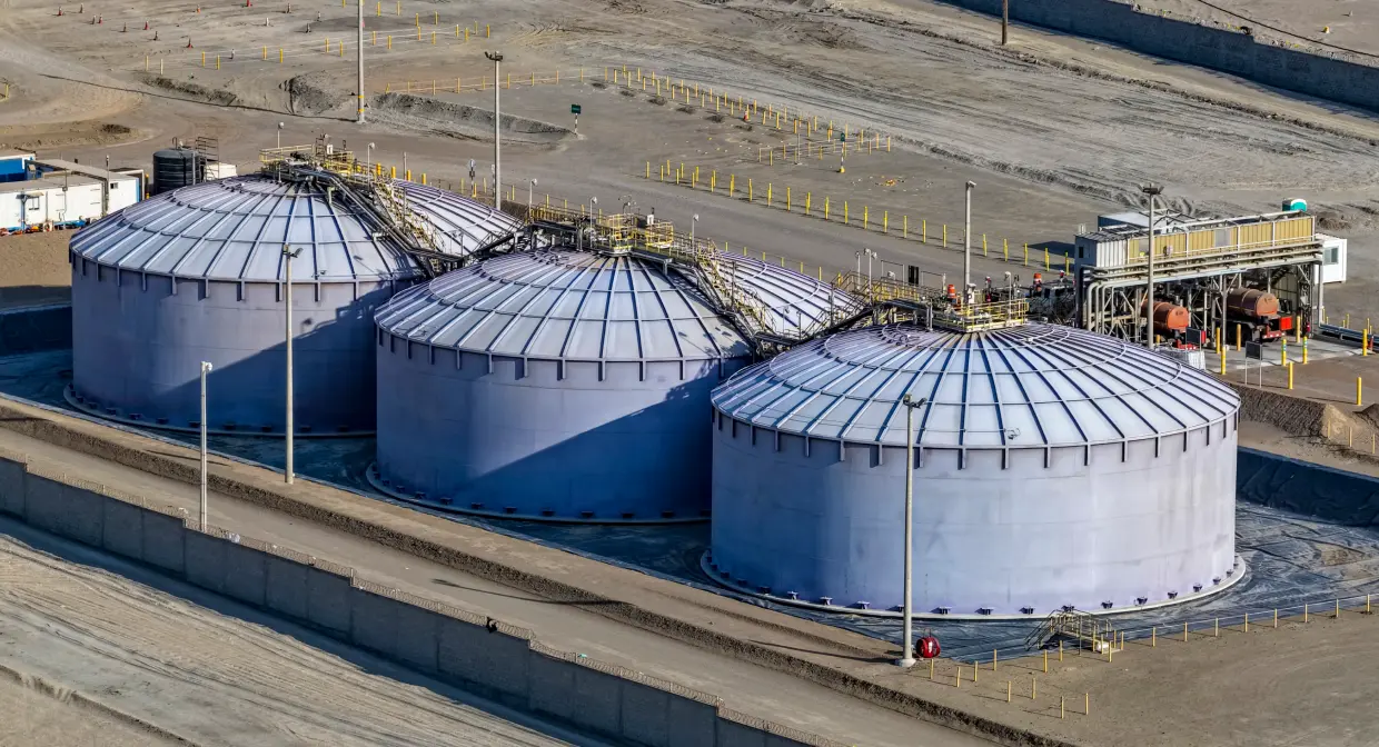 Vista panorâmica da infraestrutura de tanques API dedicados ao armazenamento seguro de ácido sulfúrico em uma instalação de mineração