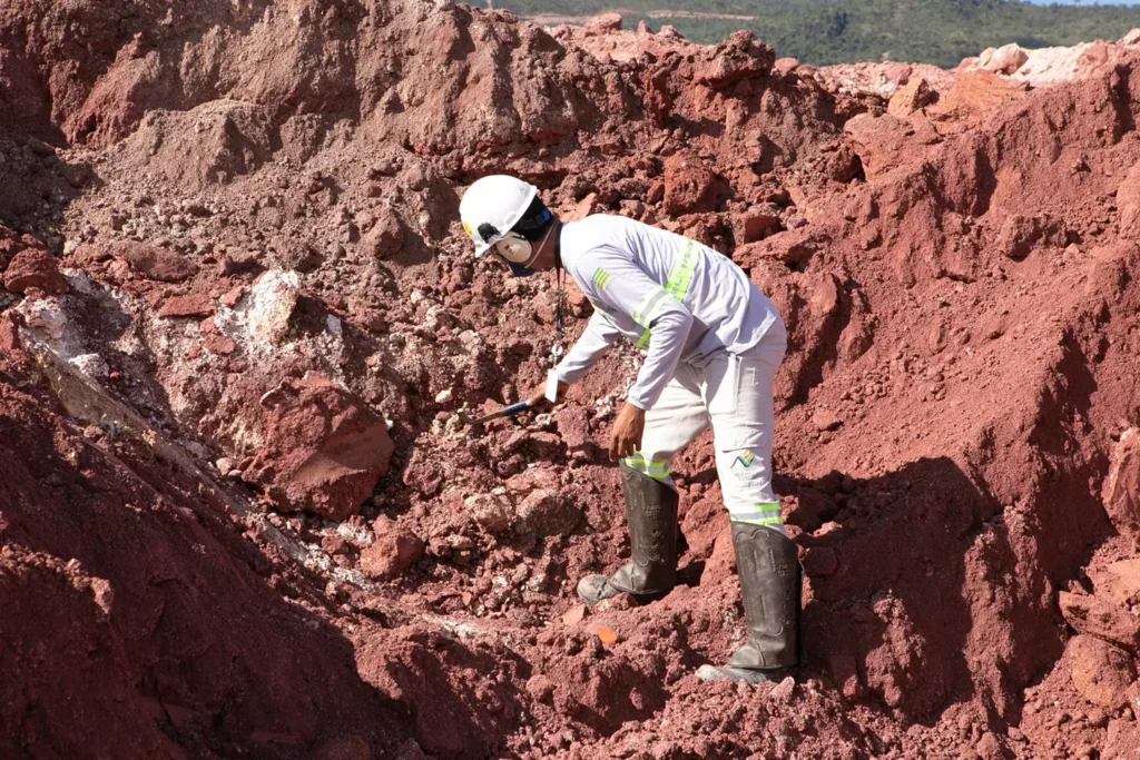 A busca por minerais críticos: geólogo analisa terreno em Minaçu (GO). Projetos focados em terras raras, como o da Serra Verde, começam a ditar os novos rumos do setor de mineração