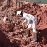 A busca por minerais críticos: geólogo analisa terreno em Minaçu (GO). Projetos focados em terras raras, como o da Serra Verde, começam a ditar os novos rumos do setor de mineração