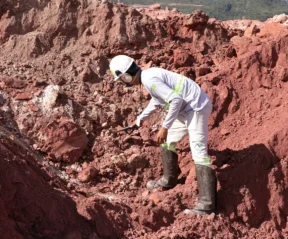 A busca por minerais críticos: geólogo analisa terreno em Minaçu, Goiás. Projetos focados em terras raras, como o da Serra Verde, começam a ditar os novos rumos do setor de mineração (Foto: Divulgação/ Serra Verde)