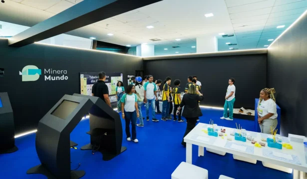 Estande interativo do projeto Minera Mundo recebendo estudantes e visitantes durante a Exposibram 2025