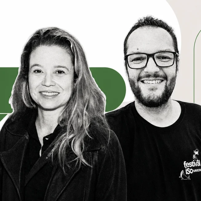 Uma mulher de cabelos longos e um homem de óculos e barba sorriem para a câmera. O fundo apresenta formas abstratas em verde e bege.