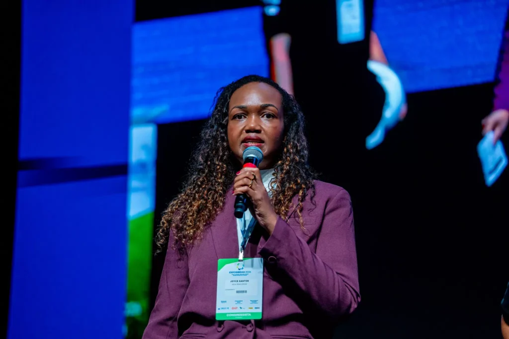 Joyce dos Santos, líder de Tonalidades Racial e Étnica da Nexa no palco da Exposibram 2026