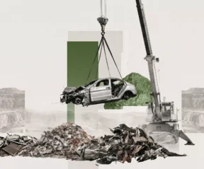 Um guindaste levanta um veículo danificado acima de pilhas de sucata e entulho em um pátio de sucata, com uma forma geométrica verde ao fundo.