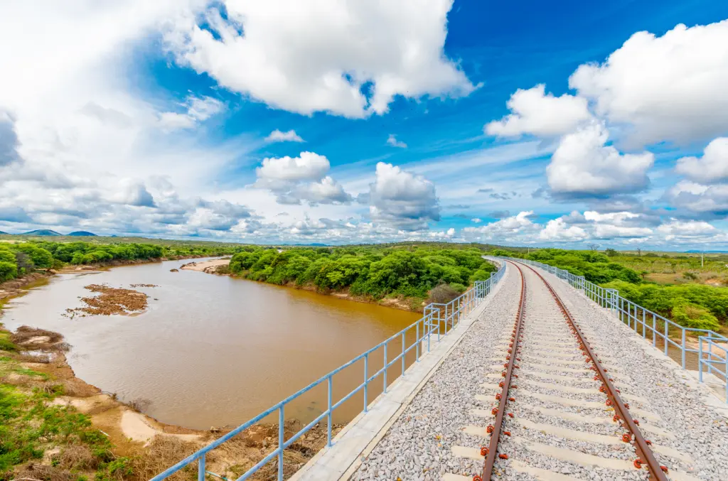 Ponte da Ferrovia de Integração Oeste-Leste instalada sobre rio no trecho baiano. A infraestrutura de transporte conecta diretamente os municípios de Caetité a Ilhéus 