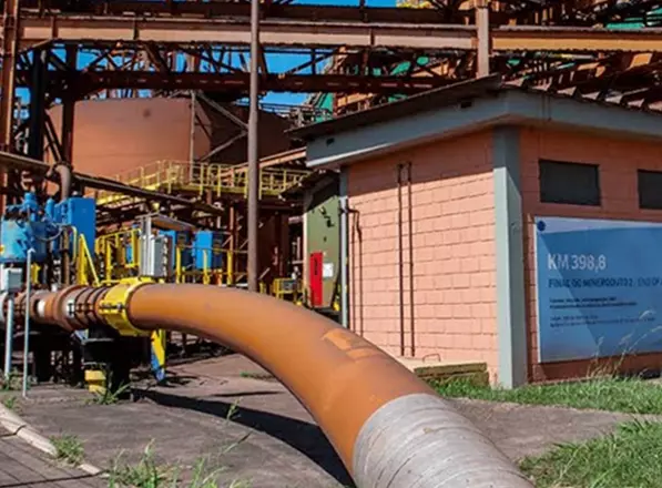 Trecho final do mineroduto da Samarco, destacando a tubagem que integra a infraestrutura de transporte logístico da empresa