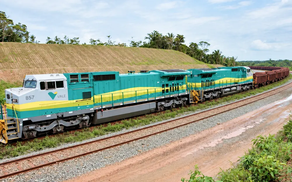 O corredor logístico da EFC movimenta dezenas de trens diariamente, desempenhando um papel fundamental no escoamento de minério, grãos e combustíveis, além de garantir o transporte de passageiros